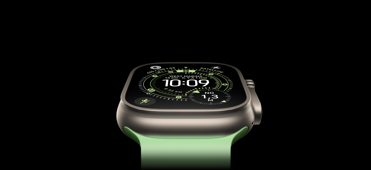 Apple Watch Ultra 3, boîtier en titane naturel, boussole sur le cadran Orientation, bracelet Océan vert fluo