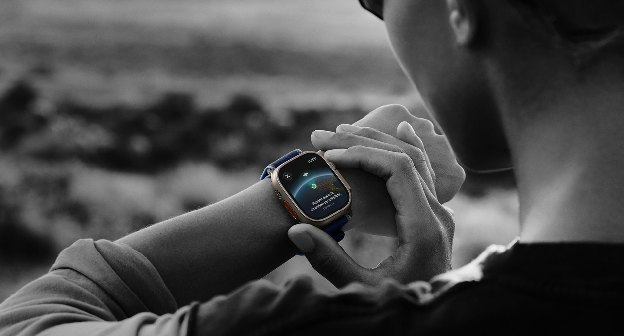 Une personne en randonnée utilise la communication par satellite bidirectionnelle sur son Apple Watch Ultra 3