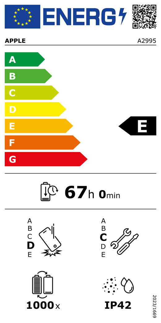Európai Uniós energiacímke, QR-kód és információ, A2995-ös Apple-modell, E osztályú, energiahatékonysági osztályok (A-tól G-ig terjedő besorolás), A (leghatékonyabb), G (legkevésbé hatékony), akkumulátor élettartama ciklusonként, 67 óra és 0 perc teljesen feltöltött akkumulátor esetében, megbízhatóság ismételt leejtés esetében: D osztály, A-tól (legstrapabíróbb) E-ig (legkevésbé strapabíró) terjedő besorolás, C osztályú javíthatóság, A-tól (leginkább javítható) E-ig (legkevésbé javítható) terjedő besorolás, akkumulátor élettartama 1000 működési ciklusban, IP42-es por- és vízállósági besorolás, 2023/1669-es rendelet