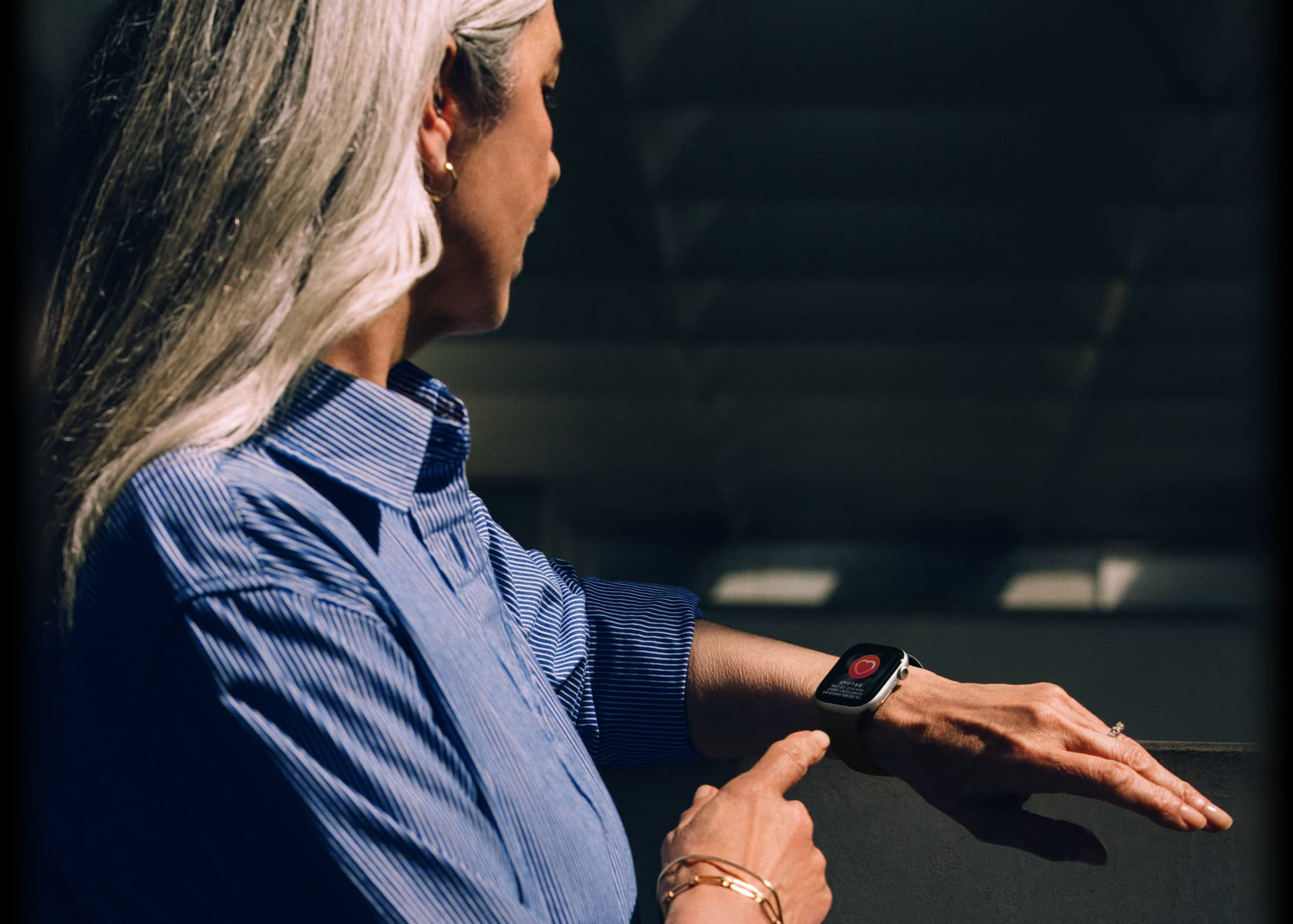 Apple Watch Series 11에서 고혈압 알림을 확인하는 사람의 모습
