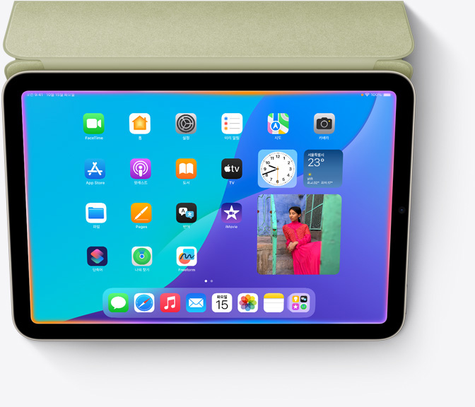 완전히 새롭게 디자인된 Siri를 보여주는 iPad mini 기기의 모습. Siri의 특징인 화면 가장자리를 감싸는 밝은 빛이 보입니다.
