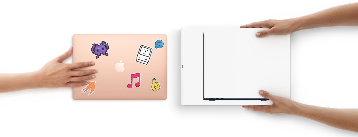一隻手遞出上蓋貼著幾張貼紙的 MacBook，對面有雙手捧著全新連包裝盒的 MacBook