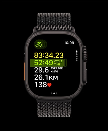 Apple Watch Ultra 3 z kopertą z tytanu w kolorze czarnym, widać Trening mieszany, zegarek ma bransoletę mediolańską w kolorze czarnym