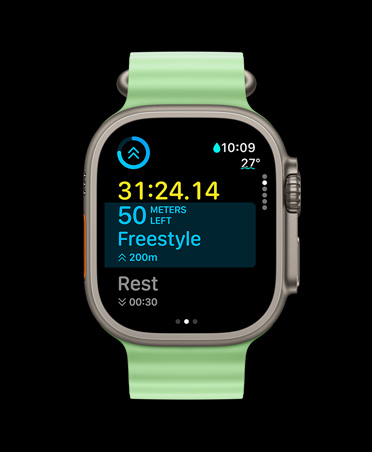 Apple Watch Ultra 3, prírodná farba, titánový kryt, aplikácia Tréning, karta vlastného tréningu, zobrazenie Nasledujúce, neónovo zelený oceánsky remienok