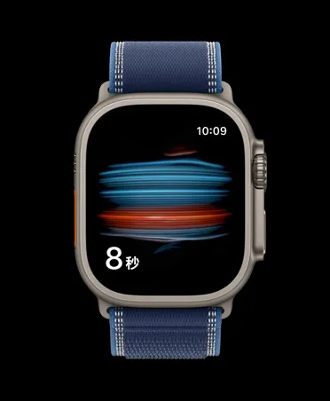 原色鈦金屬錶殼搭配藍色配亮藍色越野錶環的 Apple Watch Ultra 3，展示健康 app 的血氧濃度測試