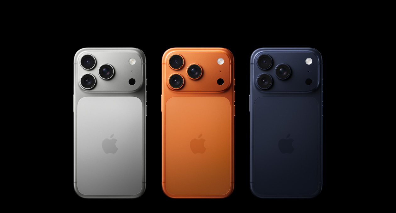 iPhone 17 Pro, вид ззаду, усі три кольори, сріблястий, космічний помаранчевий, глибокий синій, професійна система камер у верхньому лівому куті, 3 об’єктиви, мікрофон, спалах, логотип Apple у центрі