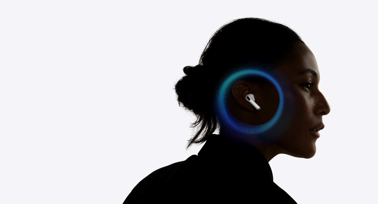 Ένα άτομο που φορά AirPods Pro 3, παλλόμενα κύματα γύρω από το αυτί του