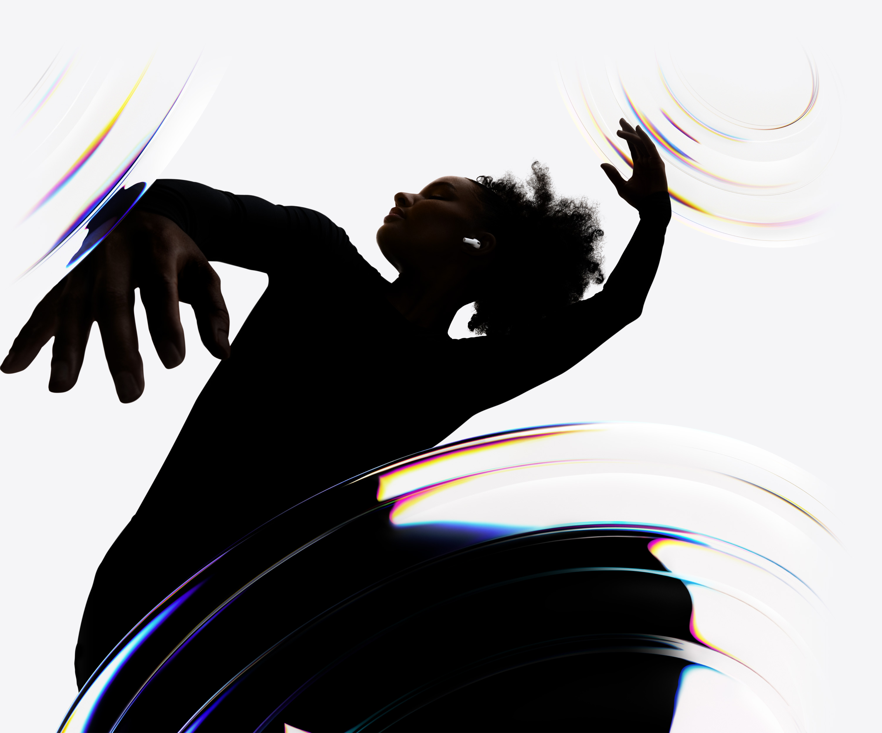 AirPods Pro 3 τοποθετημένα στο αυτί ενός χορευτή, ο οποίος απολαμβάνει μια hands-free εμπειρία ακρόασης