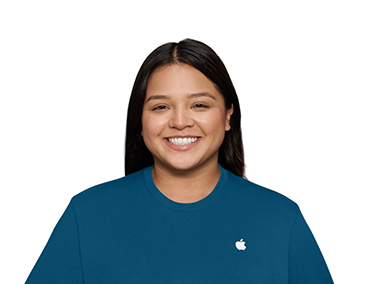 Una persona con una camiseta con el logo de Apple en la parte superior derecha
