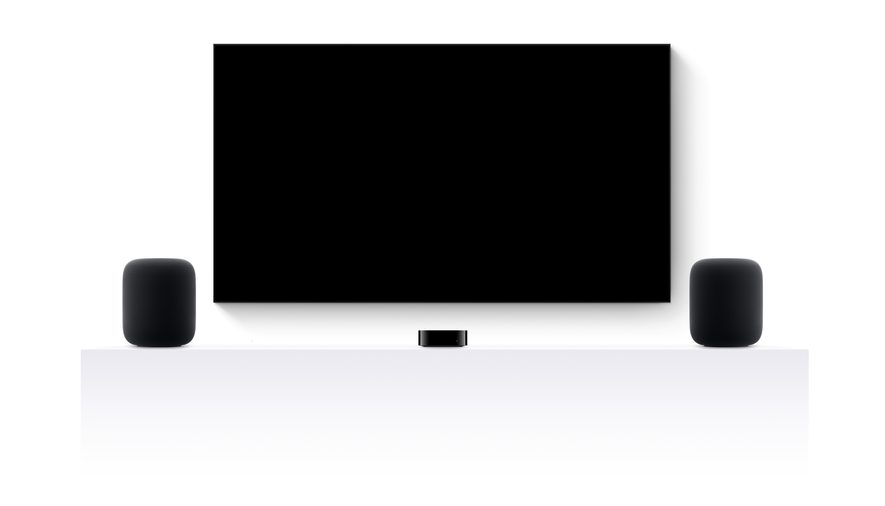 Une Apple TV 4K, deux HomePod et un téléviseur à écran plat diffusant Jurassic World : Renaissance