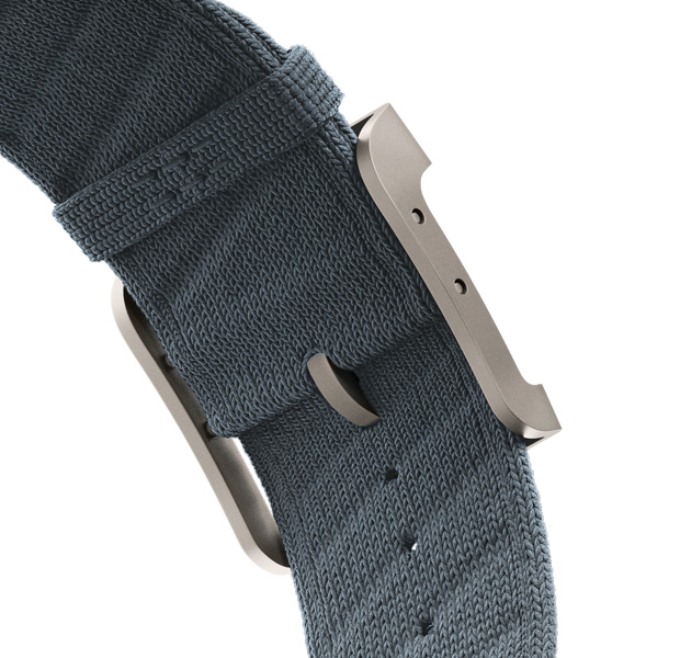 Bracelet En Mer pour Apple Watch Hermès Ultra 3, bleu gris/bleu glacier (bleu gris avec rayures texturées diagonales gris clair), mailles tricotées en fil polyamide, trous d’ajustement centrés, boucle en titane finition naturelle