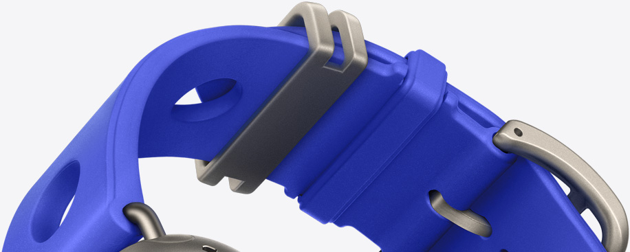 Bracelet Scub’H Diving pour Apple Watch Hermès, bleu néon (bleu vif), caoutchouc moulé, découpes circulaires centrées, attaches et boucle en titane finition naturelle