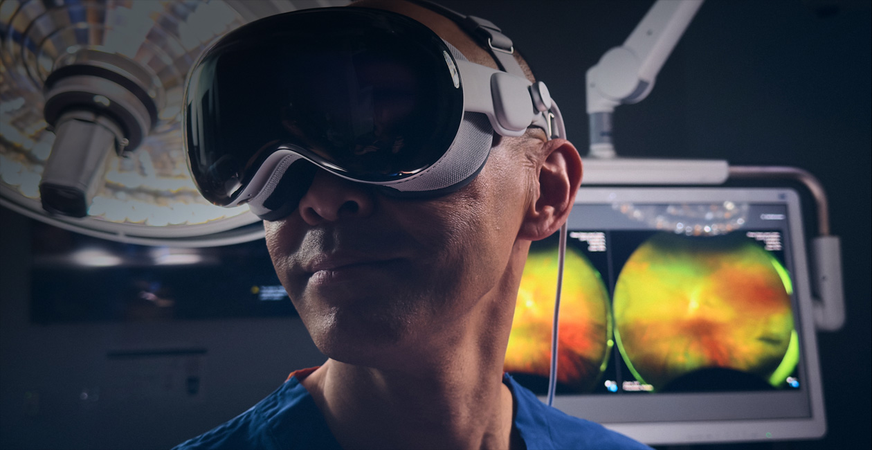 Ein Chirurg trägt die Apple Vision Pro im Operationssaal.