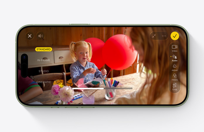 iPhone 17, sedd framifrån, video med funktionen ljudmix som används, barn som leker vid ett bord med ballonger
