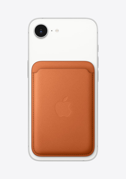 iPhone 17e, parte trasera, color blanco, cartera de trenzado fino con MagSafe naranja zorro, cámara Fusion en la parte superior