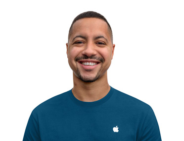 친근한 태도로 웃고 있는 Apple 스페셜리스트의 모습