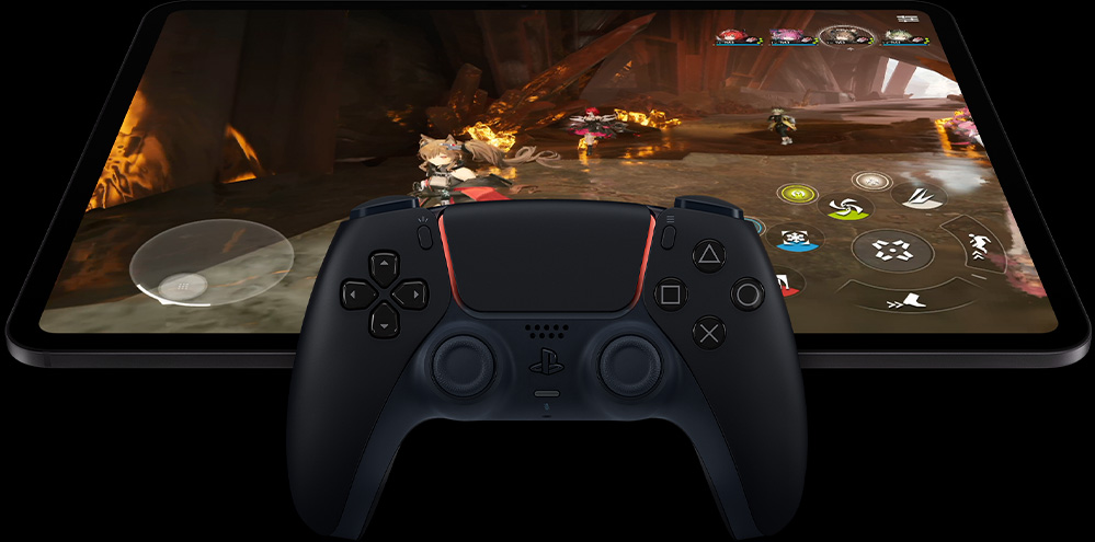 Tay cầm điều khiển không dây PlayStation nằm trên iPad Pro, vỏ ngoài mặt trước, nằm ngang, màu đen không gian, màn hình hiển thị màn hình trò chơi điện tử với một robot vị lai khổng lồ cầm thanh kiếm laser màu hồng phát sáng